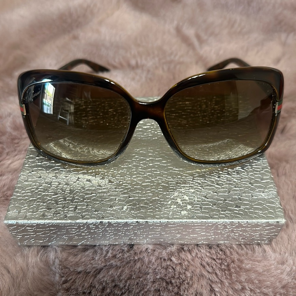 Gucci women sunglasses.